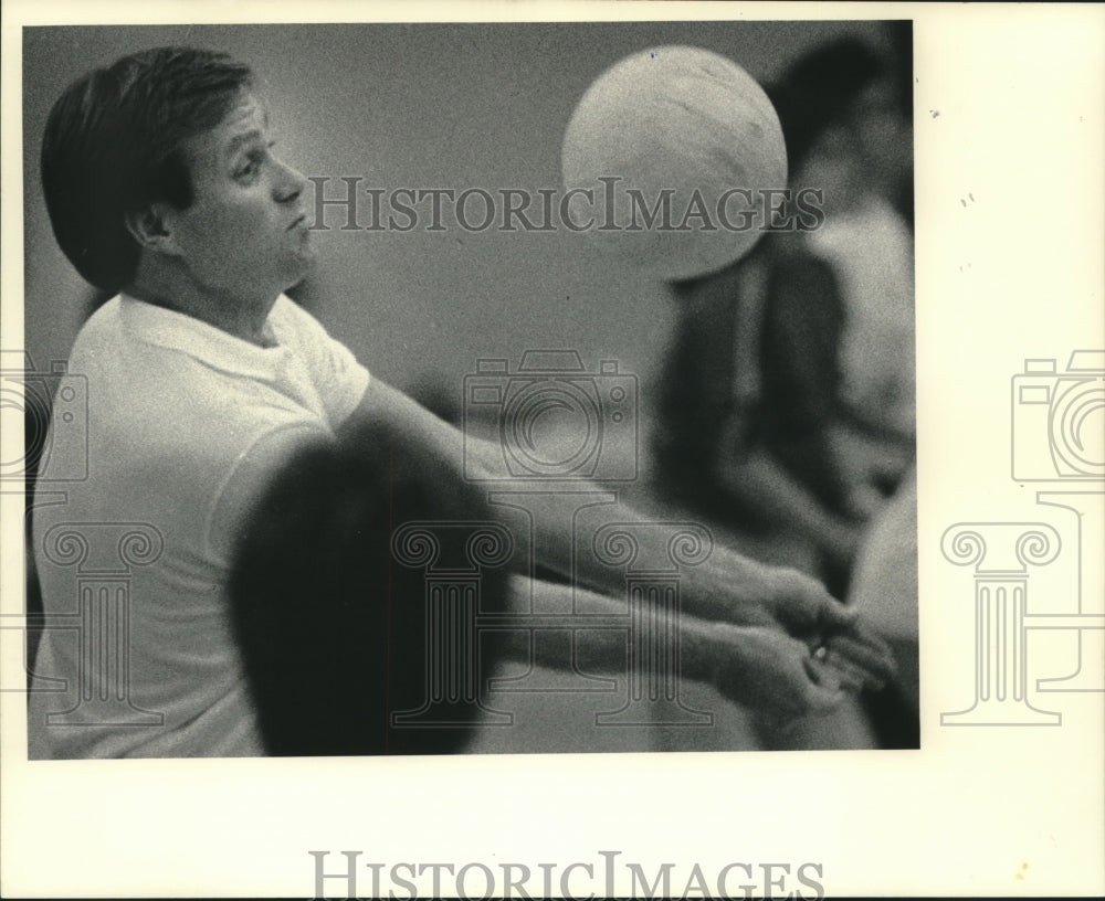 1985 Press Photo Mayor Tim Tully of New Berlin at a Middle School Fundraiser - Historic Images