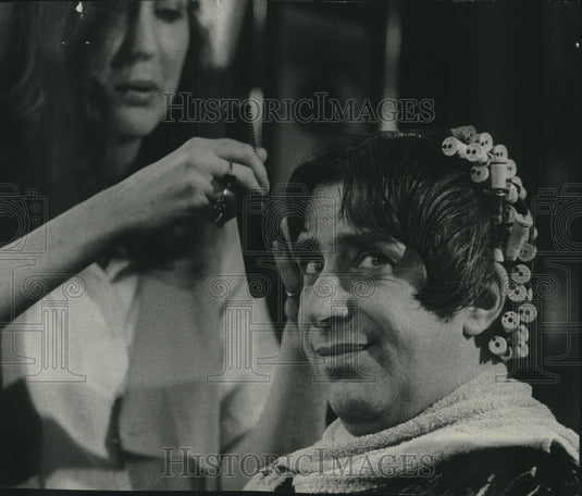 1979 Press Photo Milwaukee Admirals coach Gene Ubriaco loses bet & gets perm - Historic Images