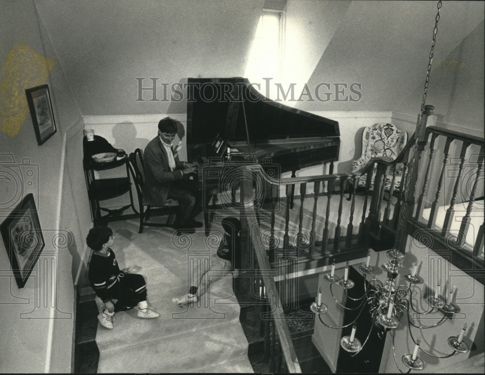 1990 Press Photo Brian Gore plays harpsichord he made with two of his sons. - Historic Images