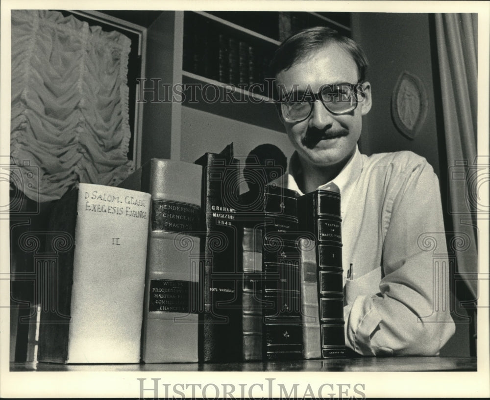 1986 Press Photo James Twomey displayed books from his personal collection - Historic Images