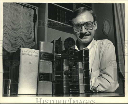1986 Press Photo James Twomey displayed books from his personal collection - Historic Images