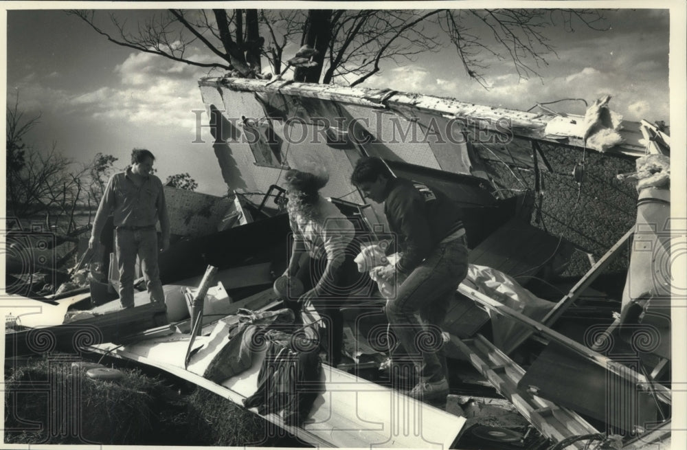 1991 Press Photo Wreckage Caused by Tornado Near Fort Atkinson, Wisconsin - Historic Images