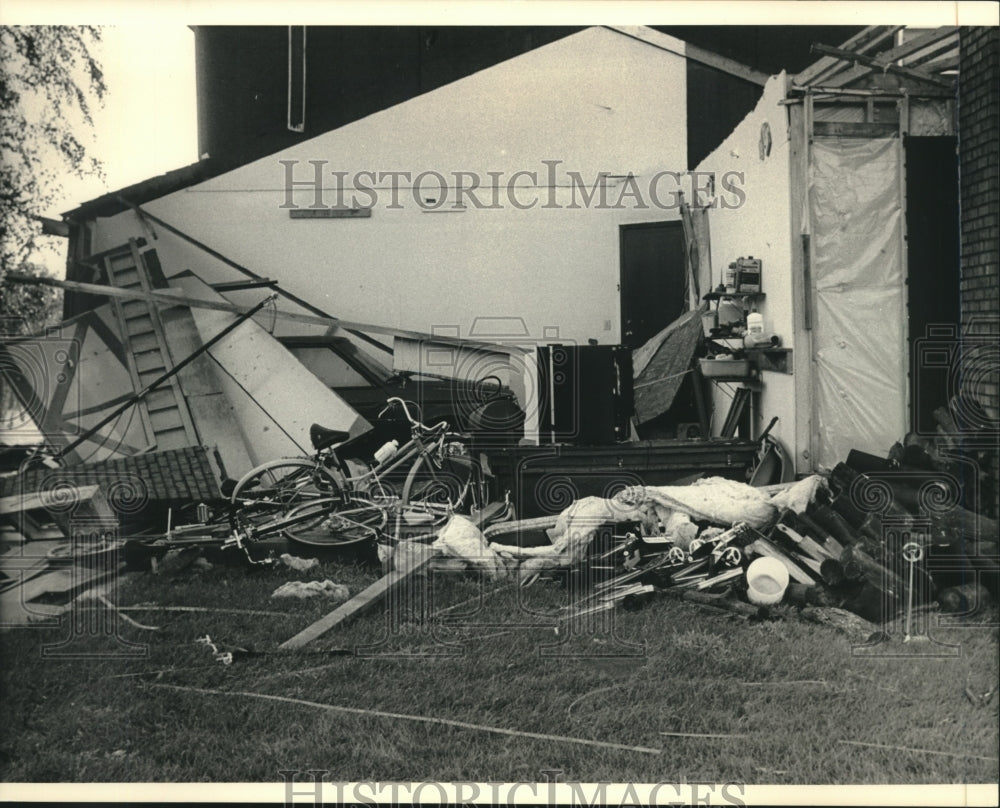 1987 Press Photo Tom Leben's belongings strewn and home damage after tornado - Historic Images