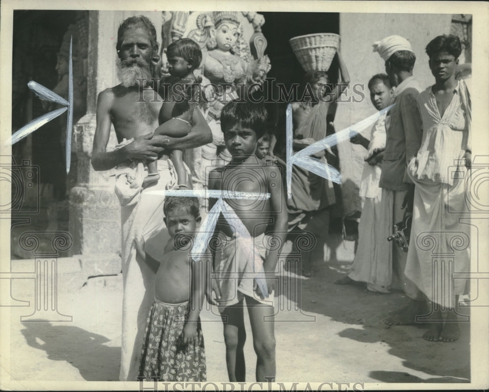 1939 Press Photo Family walks hundreds of miles to temple in Madurai, India - Historic Images