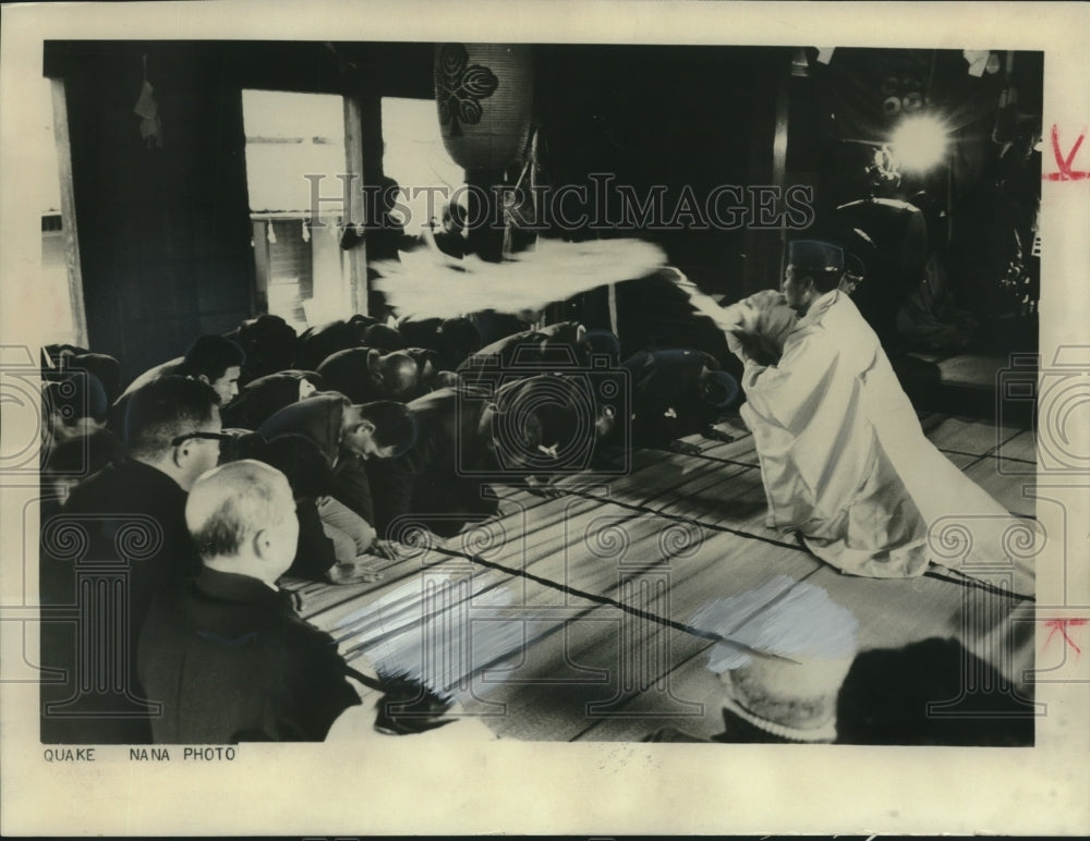 1966 Press Photo Priest waves flaming paper to purify the faithful in Japan - Historic Images