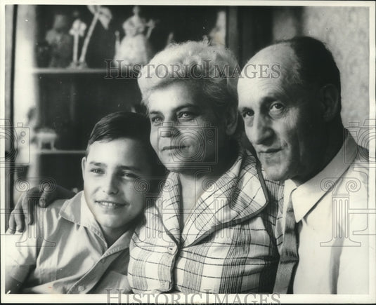 1964 Press Photo President of Hungarian parliament, Mrs. Istvan Vass and family - Historic Images