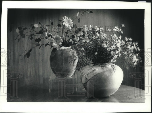 1990 Press Photo Evans Designs' Ancient Sands vase collection - mjc08845 - Historic Images