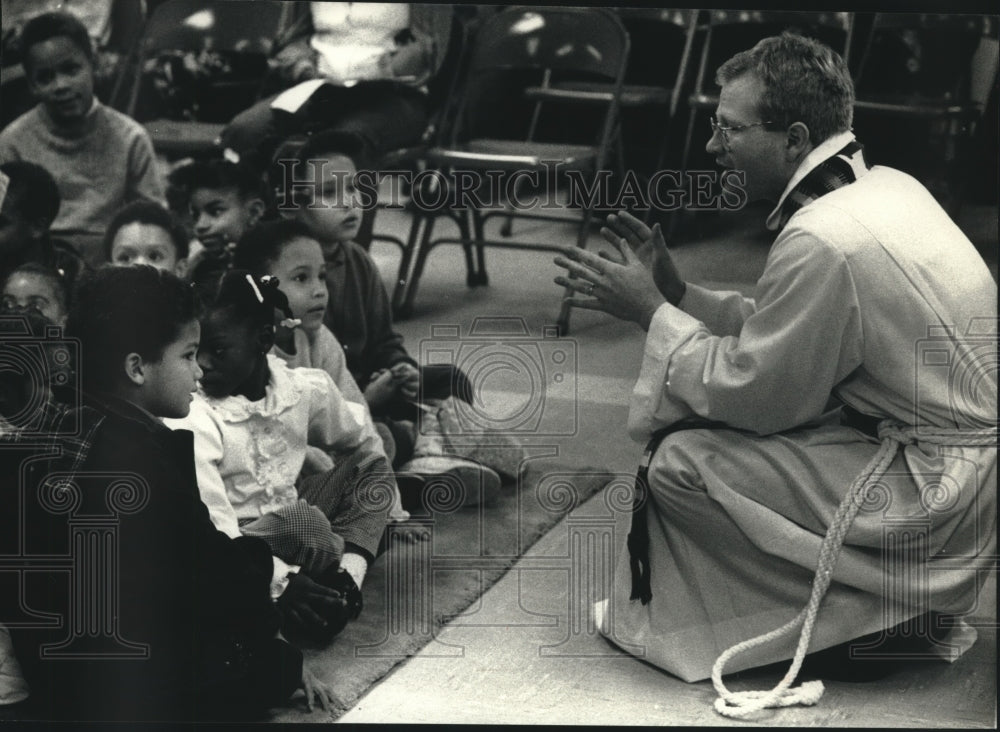 1991, Reverend Greg Van Dunk speaks to children at service Milwaukee - Historic Images