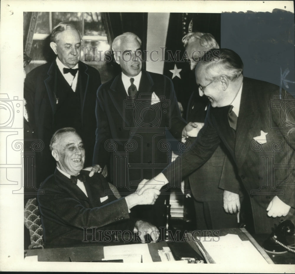 1945 Press Photo Sen. Arthur Vandeberg & Pres. Roosevelt shake hands, Washington - Historic Images