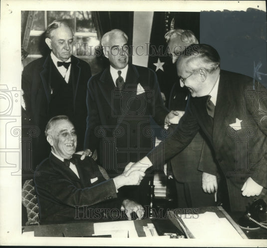 1945 Press Photo Sen. Arthur Vandeberg & Pres. Roosevelt shake hands, Washington - Historic Images