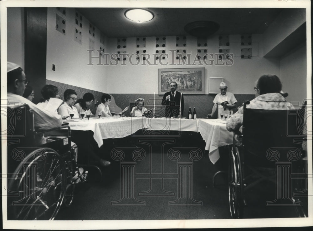 1973 Press Photo Rabbi Emanuel Lifschutz at Mount Sinai Medical Center Wisconsin - Historic Images