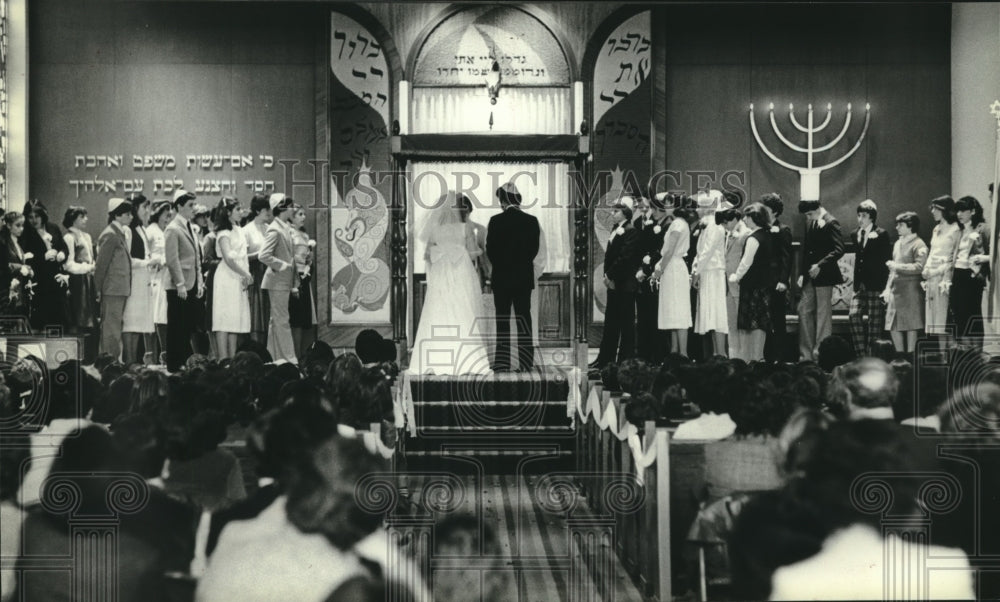 1981, Jeri &amp; Seth Banks have a traditional Jewish wedding Wisconsin - Historic Images