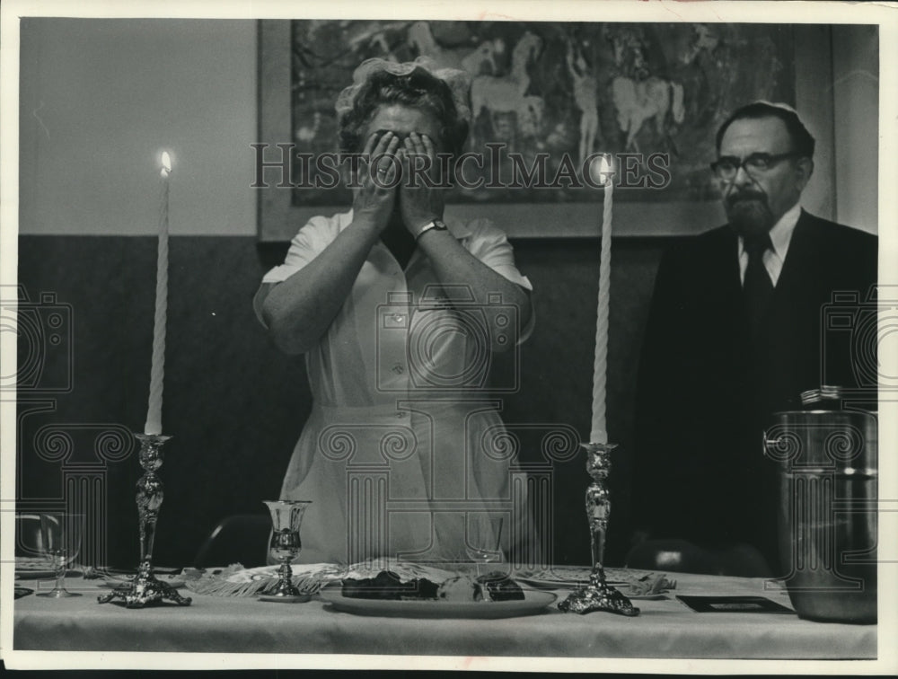 1973 Press Photo Mady Schreiber at Passover dinner in prayer. Wisconsin - Historic Images