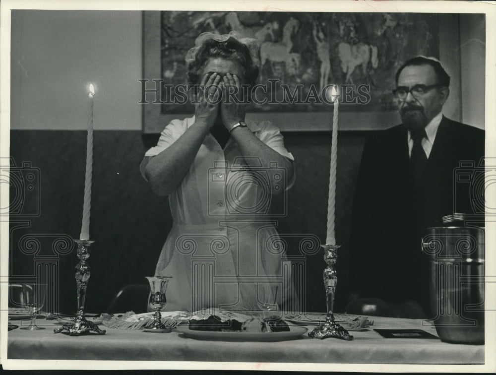 1973 Press Photo Mady Schreiber at Passover dinner in prayer. Wisconsin - Historic Images