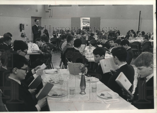 1967 Press Photo Rabbi Reads Story of Passover at School in Shorewood, Wisconsin - Historic Images