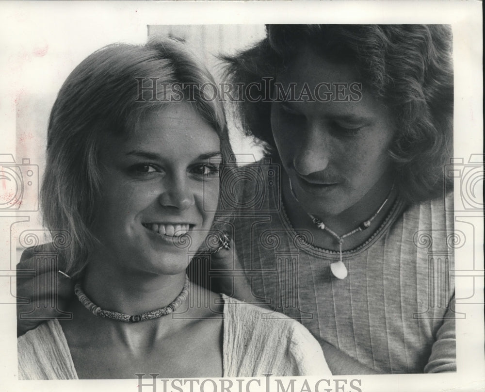 1975 Press Photo Dale Jelinek and girlfriend modeling jewelry he made - Historic Images