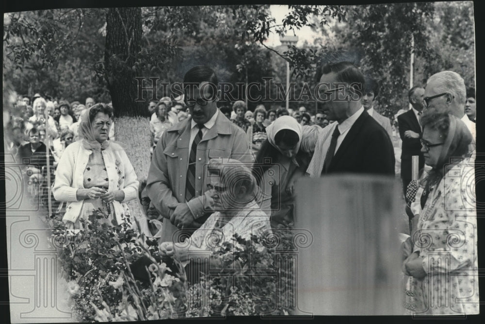 1977 Press Photo Crowd gathers on feast day of Assumption of Mary near Necedah - Historic Images