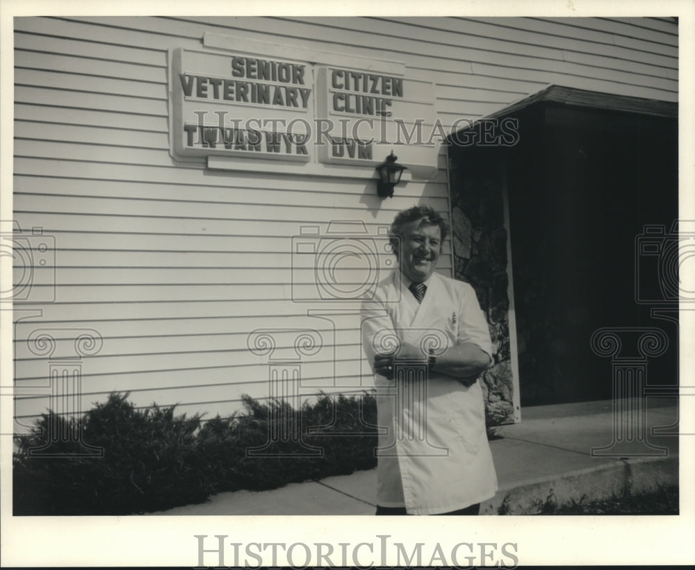1987 Press Photo T.W. Van Wyk, owner of Veterinary Clinic, La Crosse, Wisconsin - Historic Images