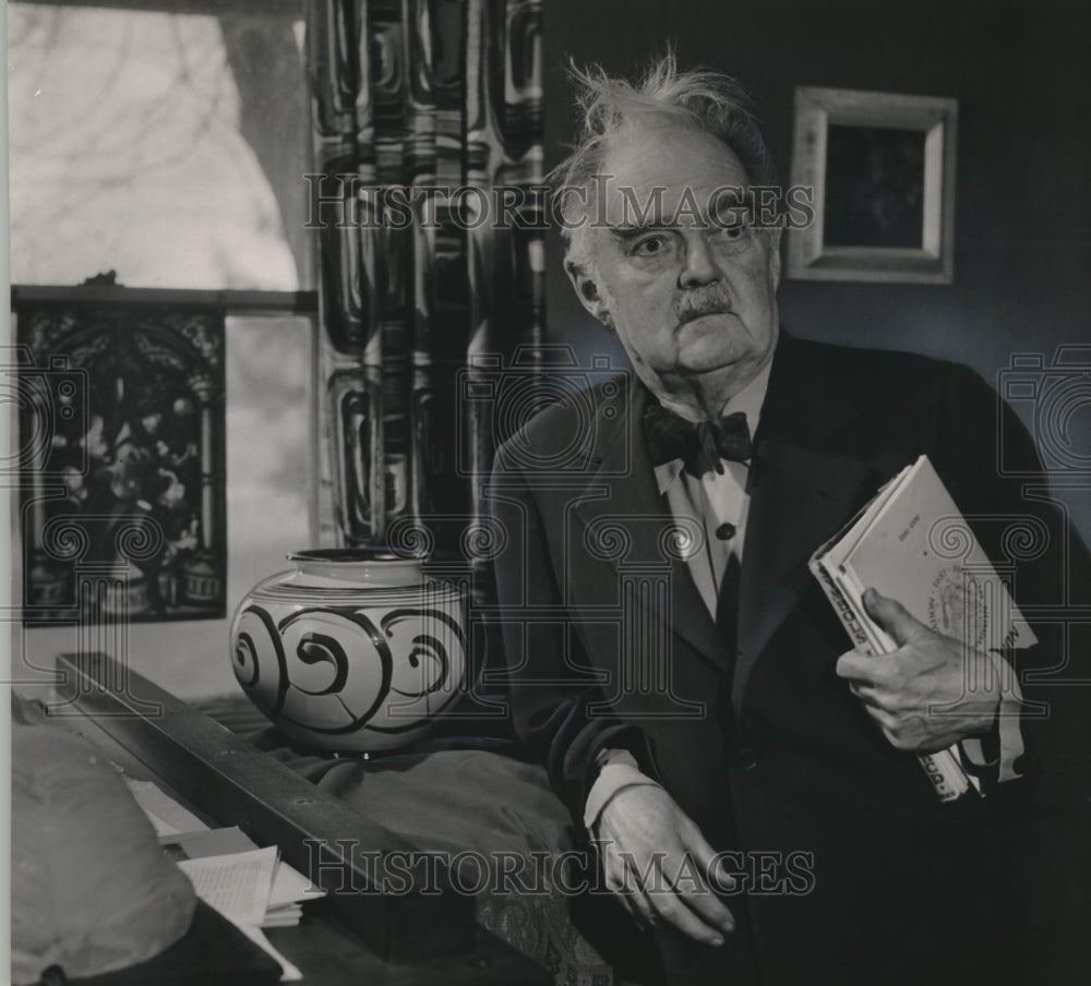 1954 Press Photo Artist Carl Van Treek will leave enduring works in America - Historic Images