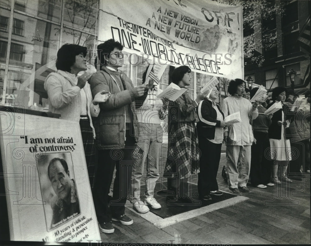 1983 Press Photo Unification Church of Milwaukee members share their message - Historic Images