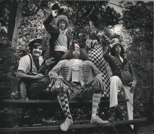 1974 Press Photo Milwaukee entertainer Uncle Vinty and his henchmen in the park - Historic Images