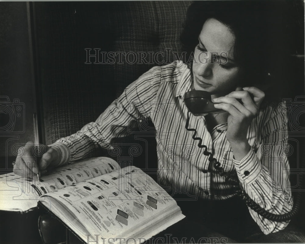 1982 Press Photo A woman on a call at Underground Switchboard - mjc08950 - Historic Images
