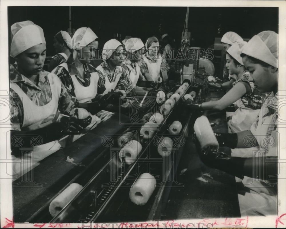 1959 Press Photo Women working in a pineapple cannery in Hawaii - mjc08965 - Historic Images