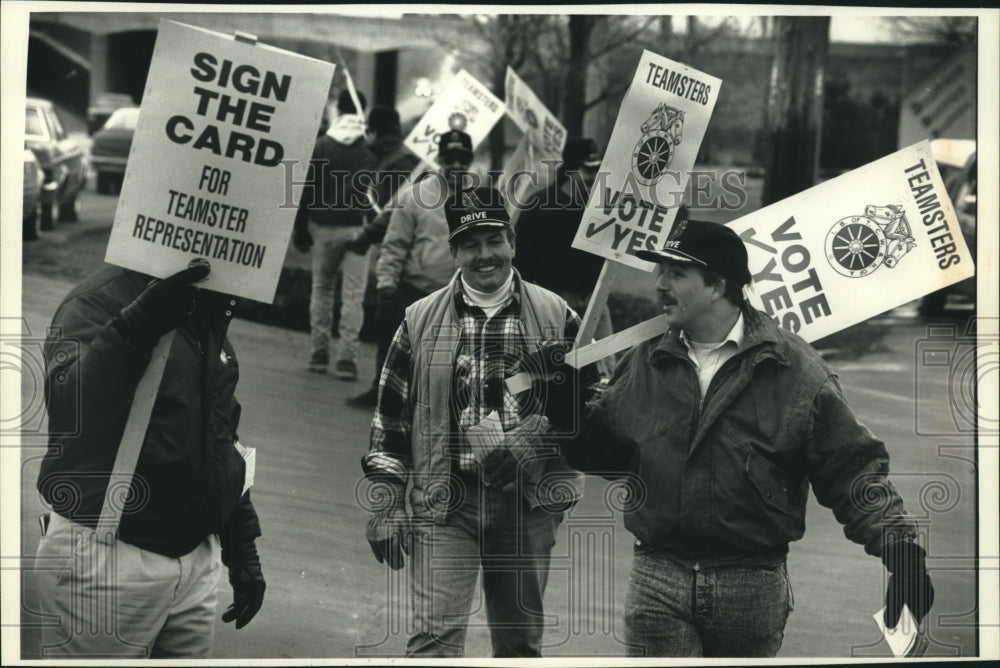 1991 Press Photo Teamsters walk a picket line near Beatrice Cheese in Brookfield - Historic Images