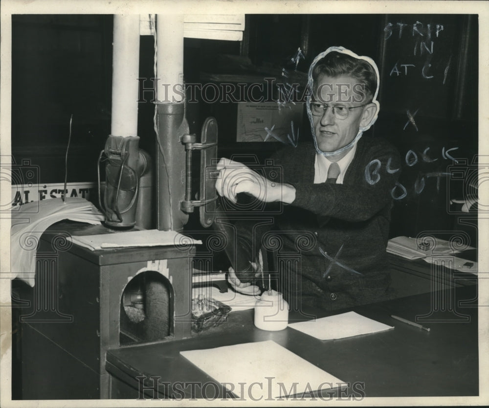 1946 Press Photo Hank Sayrs at his desk - mjc08998 - Historic Images