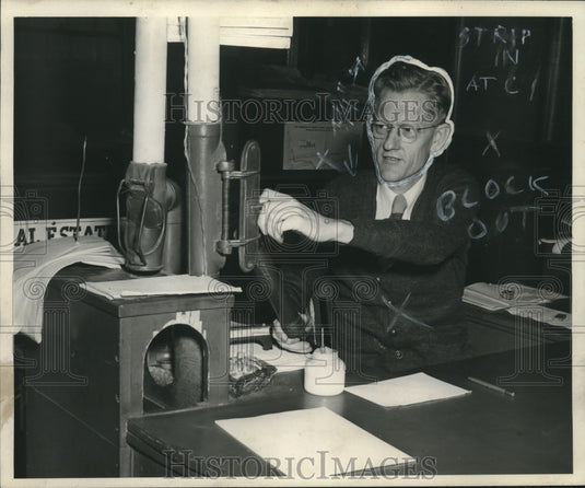 1946 Press Photo Hank Sayrs at his desk - mjc08998 - Historic Images