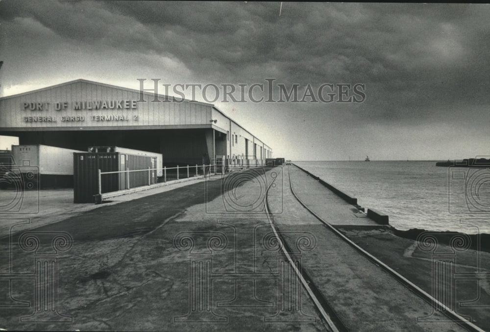 1961 Press Photo Empty dock at Port of Milwaukee&#39;s General Cargo Terminal 2 - Historic Images