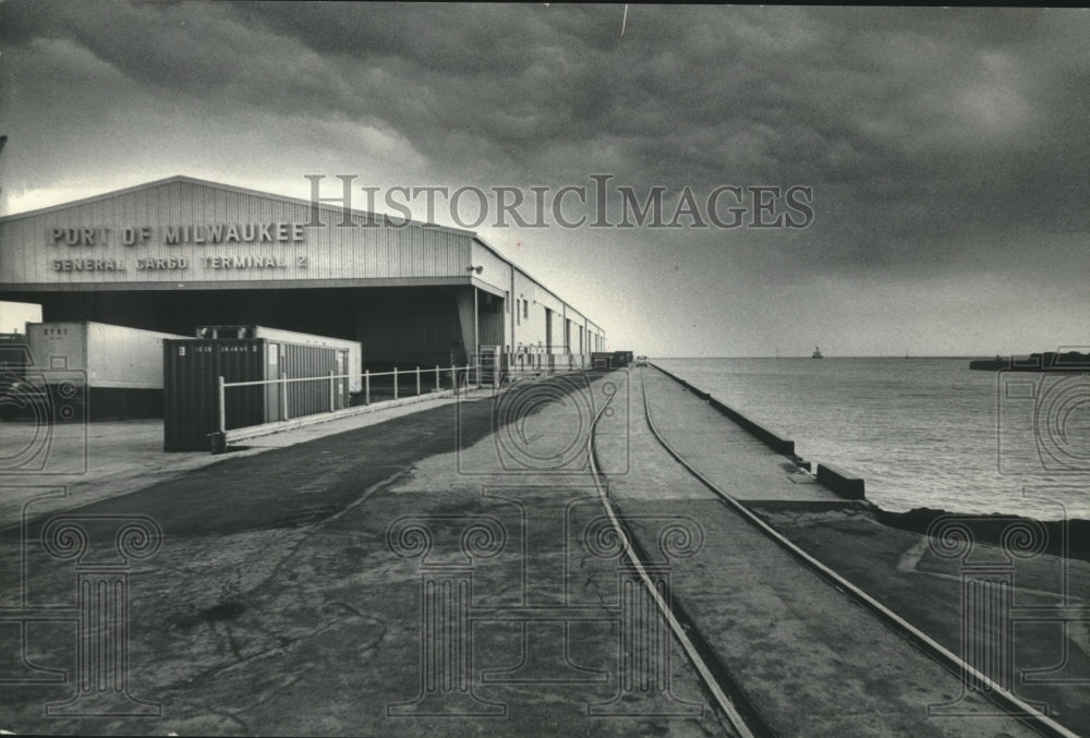 1961 Press Photo Empty dock at Port of Milwaukee's General Cargo Terminal 2 - Historic Images