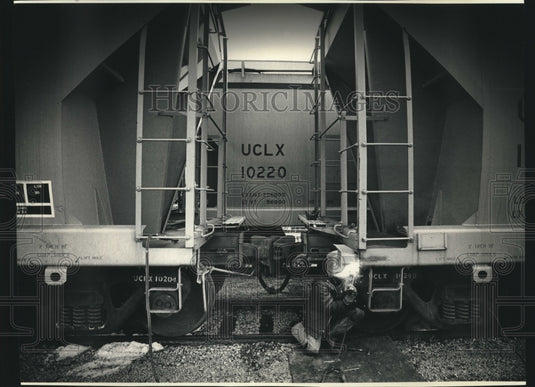 1991 Press Photo Welder Douglas Wingo repairs train cars on Jones Island - Historic Images
