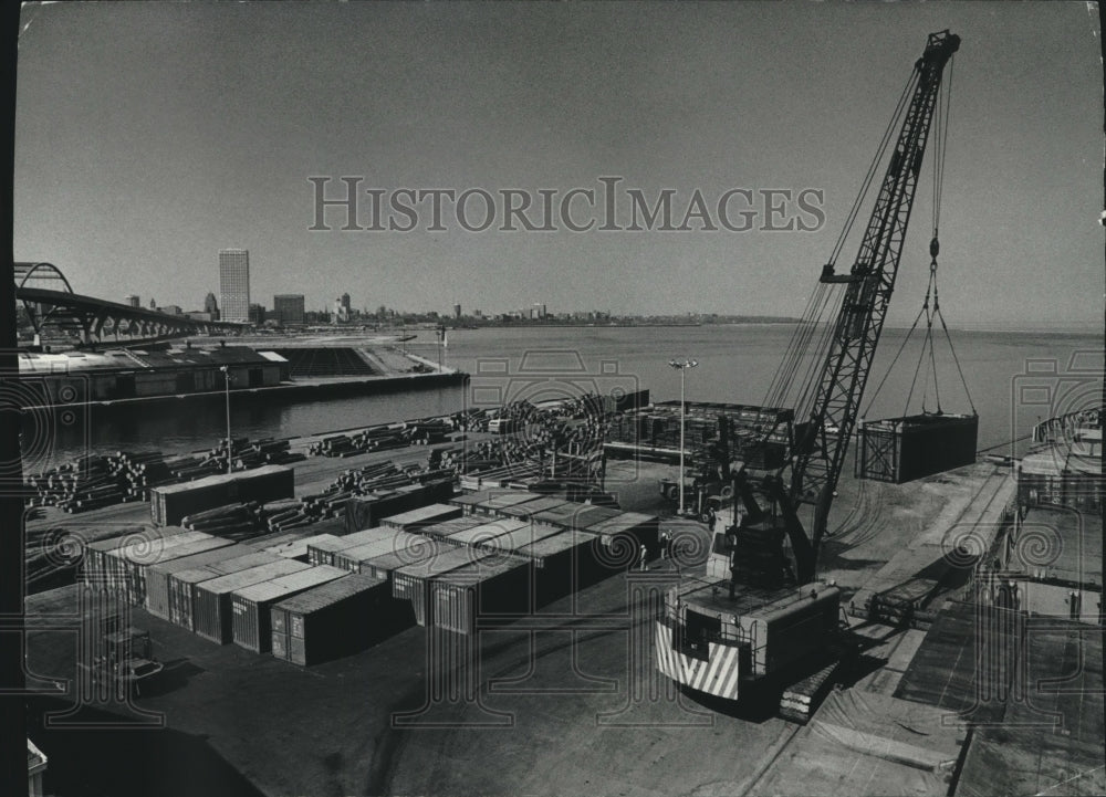 1979 Press Photo Aerial view of crane removing cargo on Jones Island, Milwaukee - Historic Images