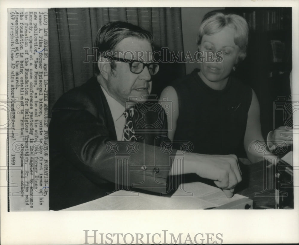 1969 Press Photo Dr. James Pike &amp; his wife Diane with first issue of &quot;New Focus&quot; - Historic Images