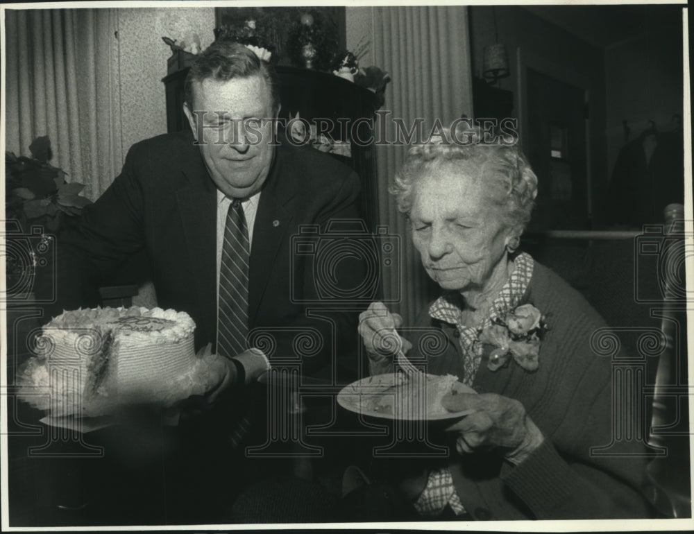 1991 Press Photo Sophie Pilgrim of Menomonee Falls celebrates 100th birthday - Historic Images