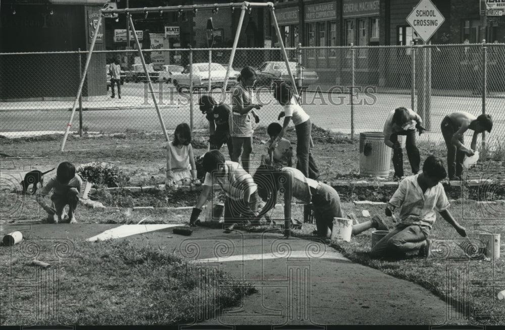 1971 Press Photo Youth planting flowers at a playground in Milwaukee, Wisconsin - Historic Images