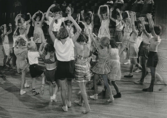 1954 Press Photo Carlyn Cahill dance class at Green Bay Avenue School, Wisconsin - Historic Images
