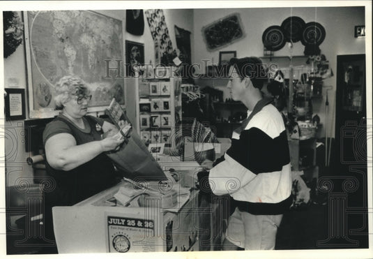 1992 Press Photo Plowshare Gifts Jenny Schroeder & customer- Waukesha, Wisconsin - Historic Images