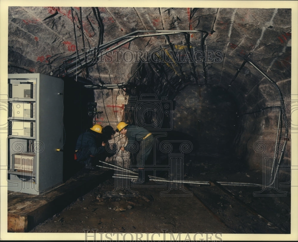 1987 Press Photo Geotechnical experts installing instruments at lab, Canada. - Historic Images