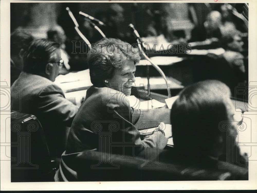 1983 Press Photo Senator Barbara Ulichny (D-Milwaukee) with others in meeting. - Historic Images