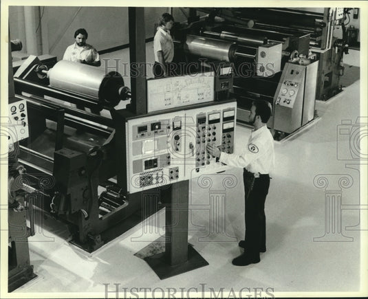1985 Equipment and workers at New Berlin's Tekra Corporation - Historic Images