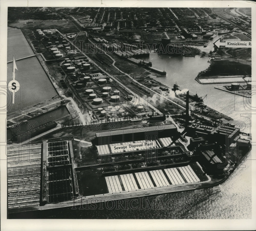1954 Press Photo Large ships seen from air view of of Jones Island in Milwaukee - Historic Images