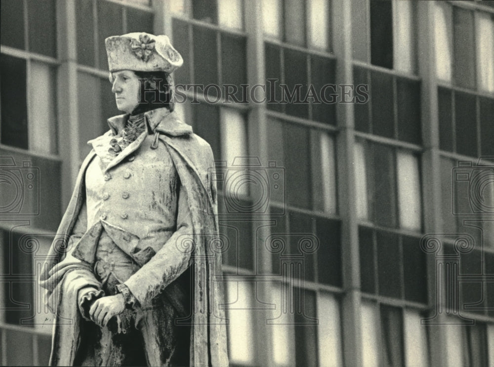 1986 George Washington statue in Milwaukee, Wisconsin - Historic Images