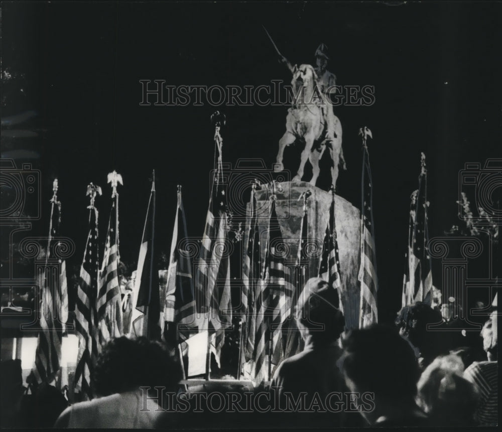 1964 Press Photo Kosciuszko statue in Kosciuszko park massed by flags, Milwaukee - Historic Images
