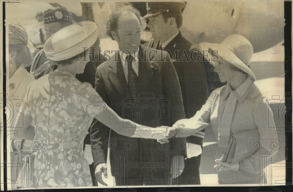 1973 Press Photo Prime Minister of Canada &amp; His Wife Greeting Queen Elizabeth-Historic Images