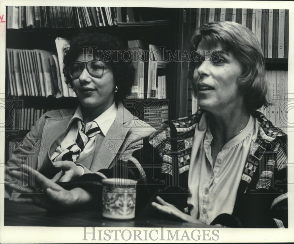 1979 Press Photo Beth Weckmueller and Johanna Moore, who translate German books - Historic Images