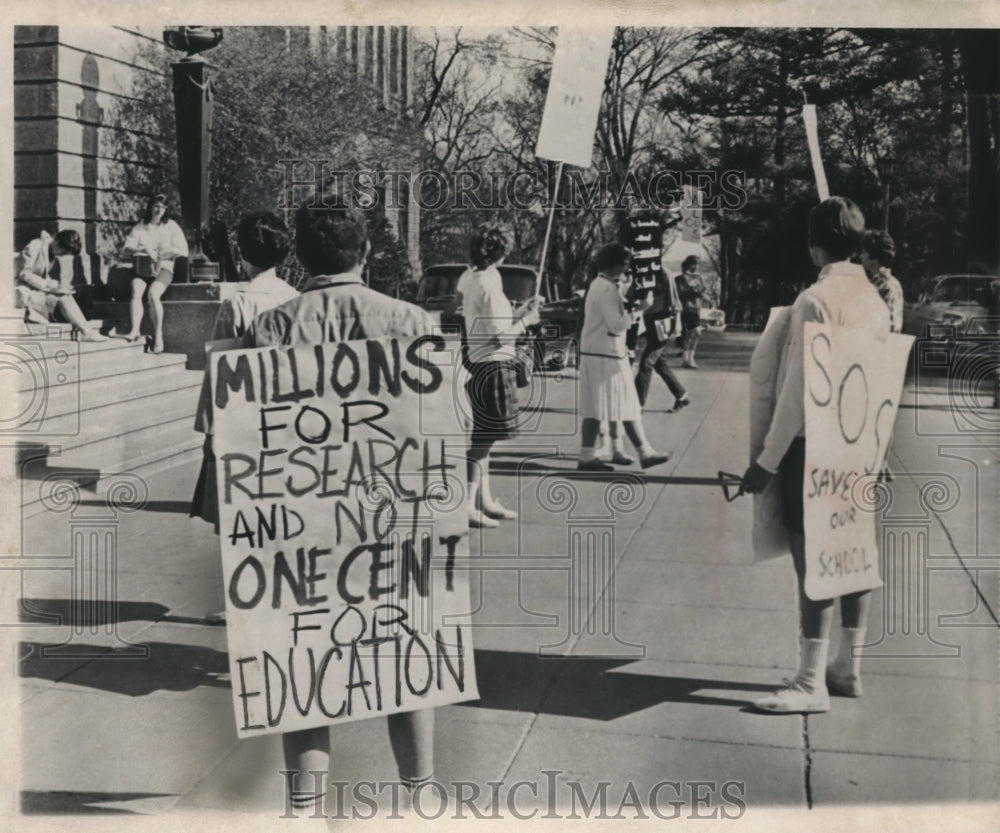 1962 Press Photo University of Wisconsin students picket board of regents meet - Historic Images