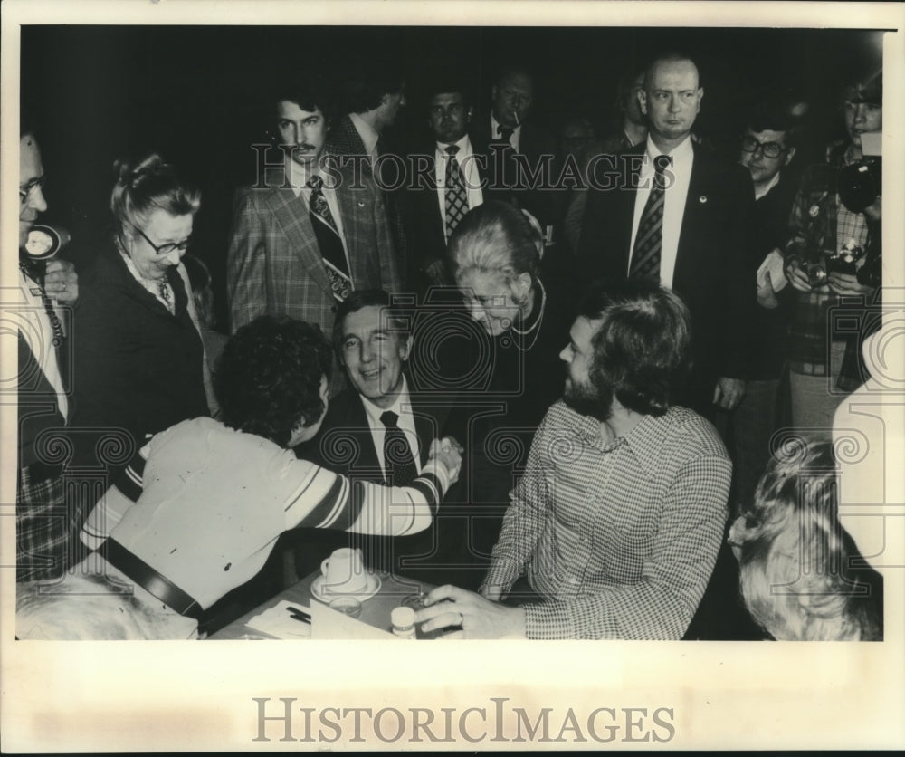 1976 Press Photo Morris Udall of Arizona visits Milwaukee on a campaign visit - Historic Images
