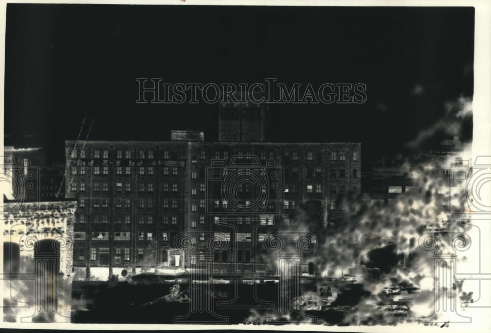 1992 Press Photo Trostel Tannery in Milwaukee stands ready for demolition - Historic Images